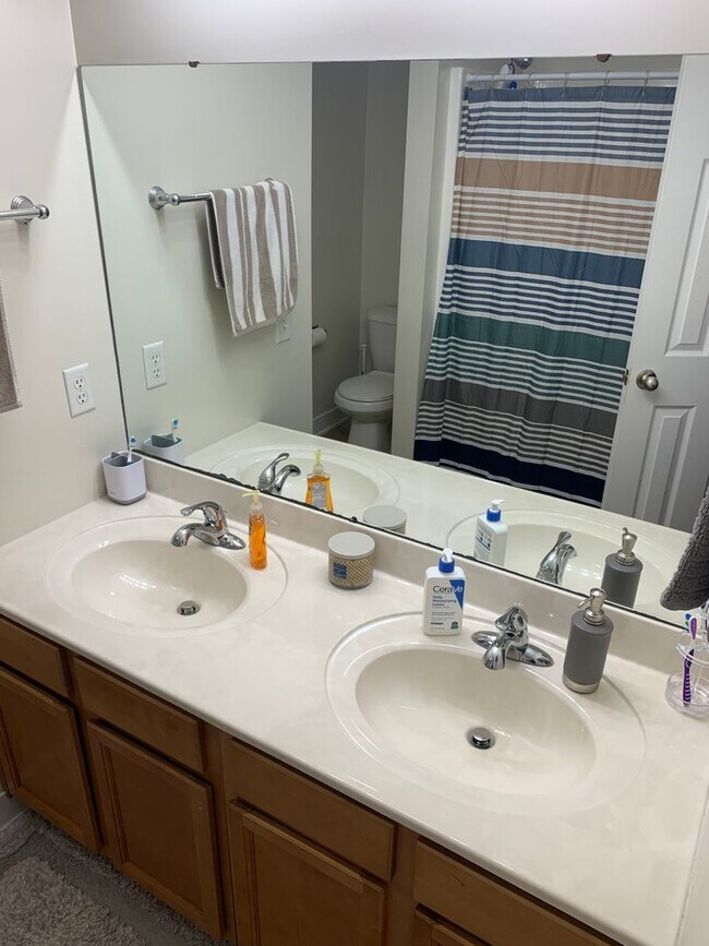Building Photo - ***AVAILABLE AUGUST 2027*** Bedroom, 2 Bat...