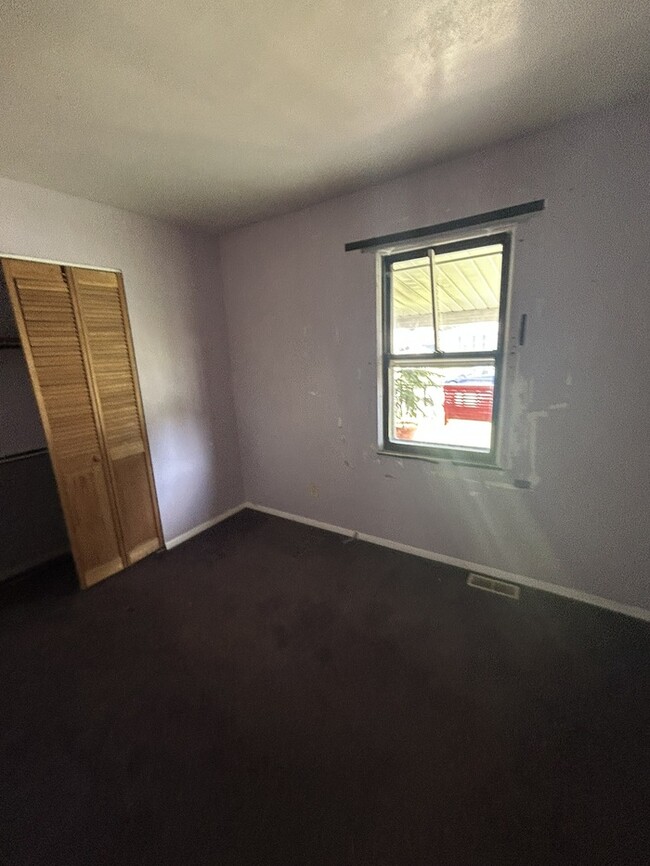 Building Photo - 2611 Meadowlane Dr