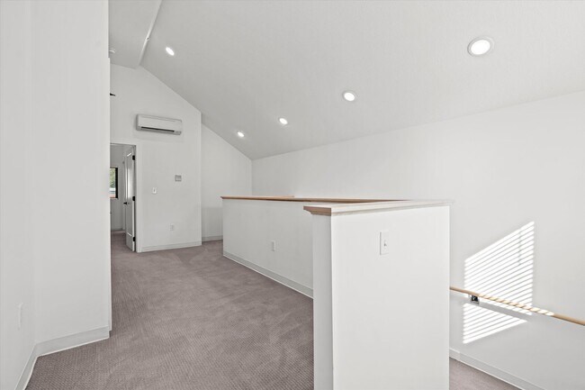 Building Photo - Beautiful 2-Bed/2.5 Bath Townhome in Downt...