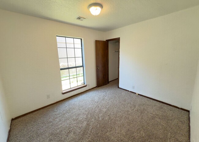 Building Photo - $500 OFF MOVE IN SPECIAL | Duplex in Centr...