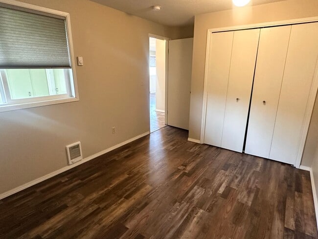 Building Photo - MCQ908