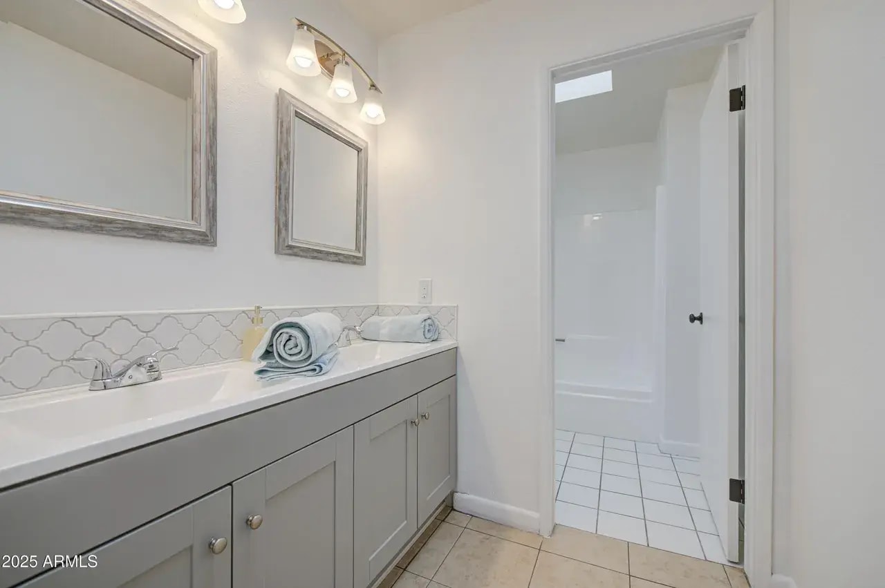 dual sink master - 712 S Lebanon Ln