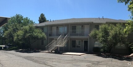 Building Photo - 3 Bedroom 2 bathroom apartment in great lo...