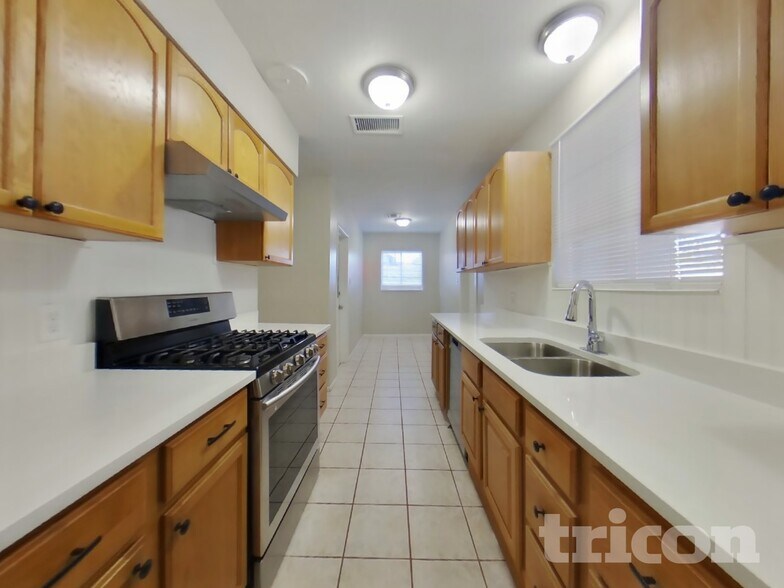 Building Photo - 120 W 8th Pl