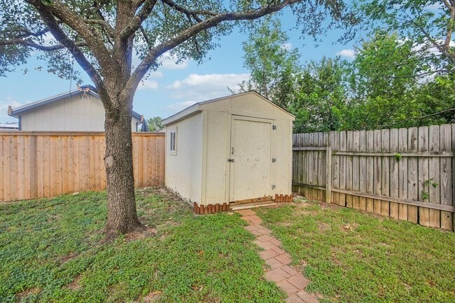 Building Photo - 1605 Lantern Light Dr