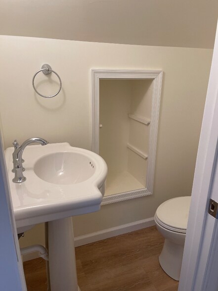 Building Photo - 1704 Buchanan Trail E