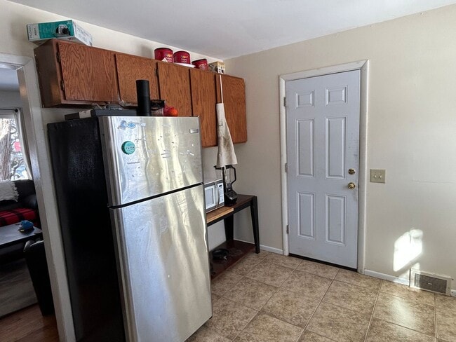 Building Photo - 3 Blocks from CU! Great South Boulder Location Preleasing for August 1st 2026