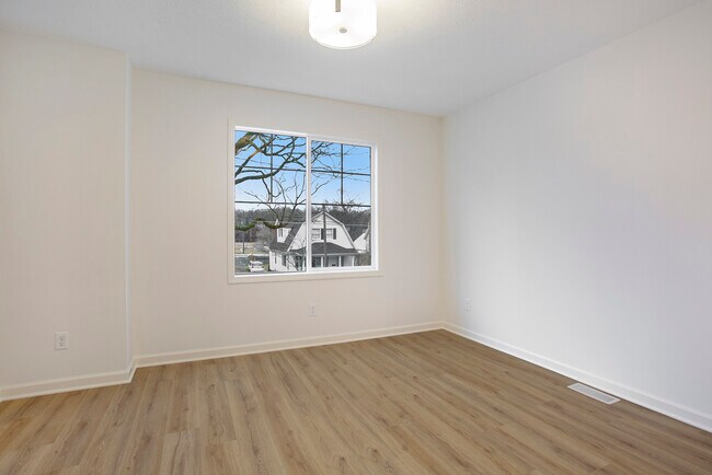 primary bed - 174 N Monroe St