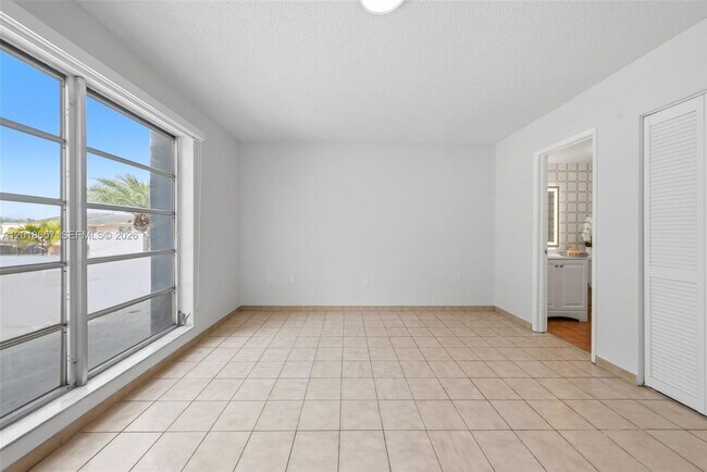Building Photo - 305 W 68th St