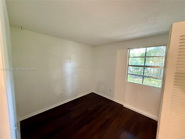 Building Photo - 1237 SW 46th Ave