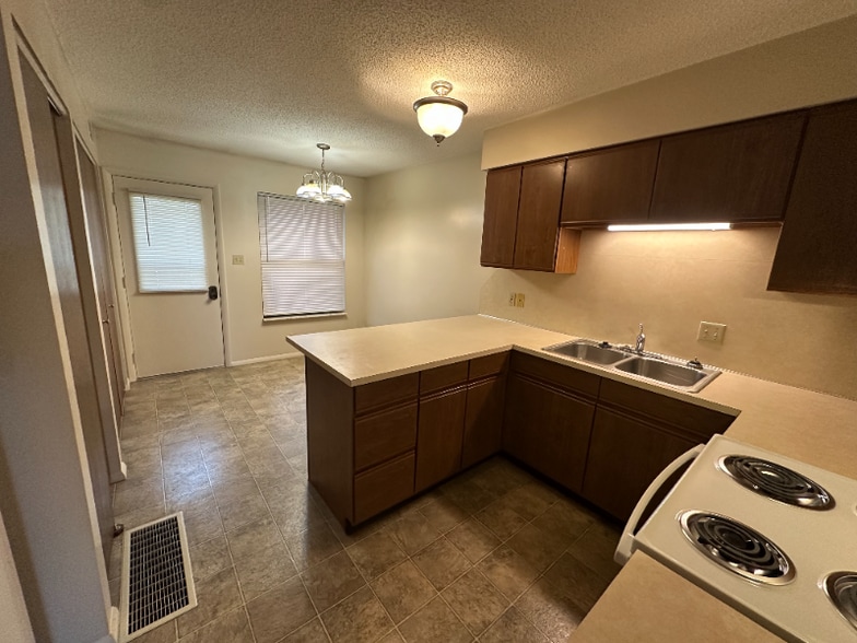 Building Photo - 606 Cumberland Dr