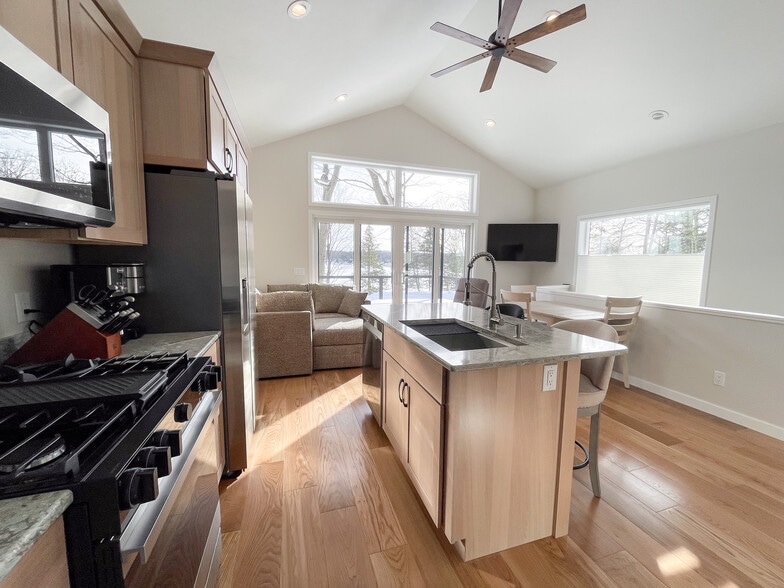 Building Photo - 8073 Outer Dr S