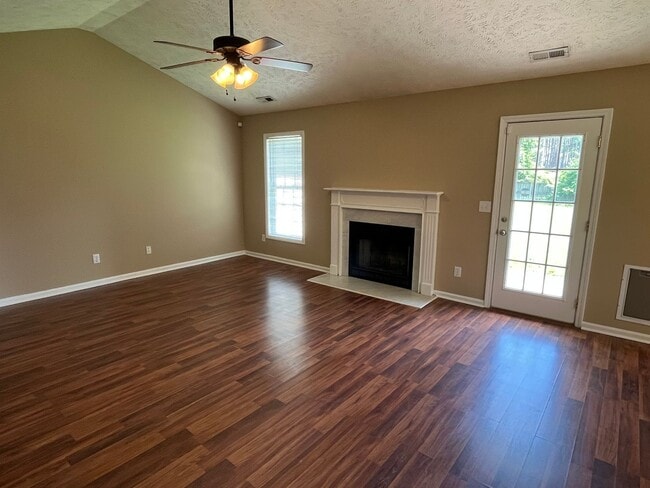 Building Photo - 3 Bed, 2 Bath Home on Corner Lot in Raeford