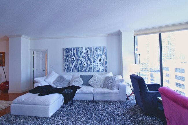 Building Photo - Luxury Living with Breathtaking City Views – Stunning Furnished 3BR/3BA in Bayfront Tower