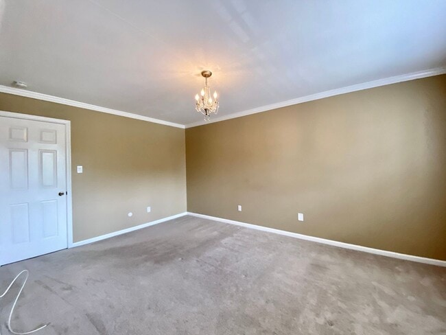Building Photo - Amazing 3 Bedroom Townhome with Fenced Bac...