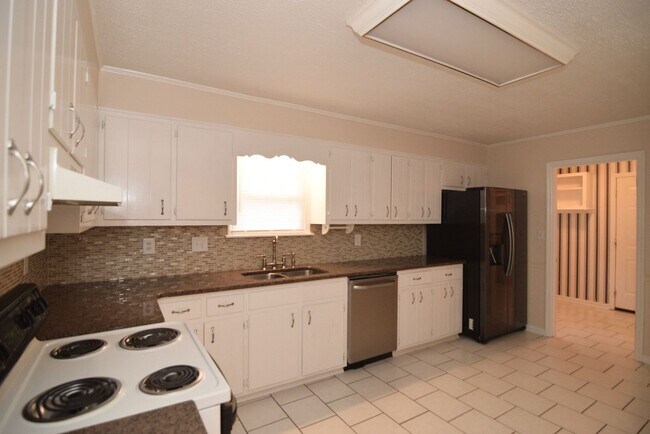 Building Photo - Evans 3 Bed/2 Bath w/ Garage & Huge Fenced...