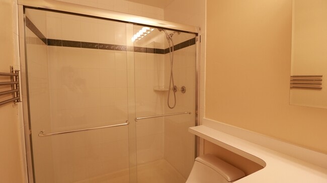 Building Photo - FRESH PAINT AND NEW FLOORING = 3BD + 2.5BA TH