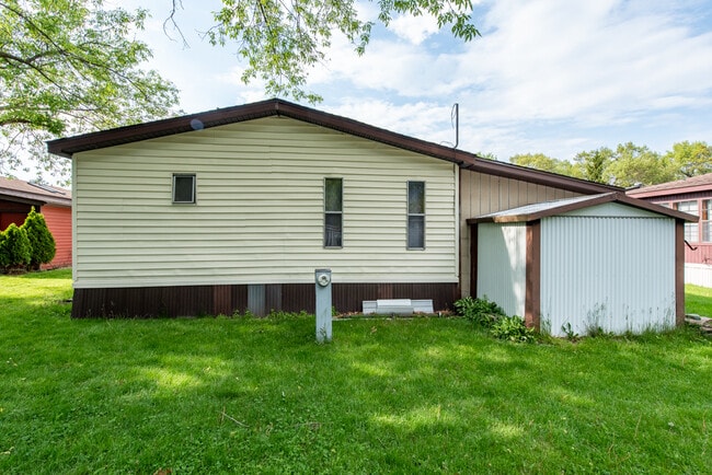 Building Photo - 38703 N Sheridan Rd