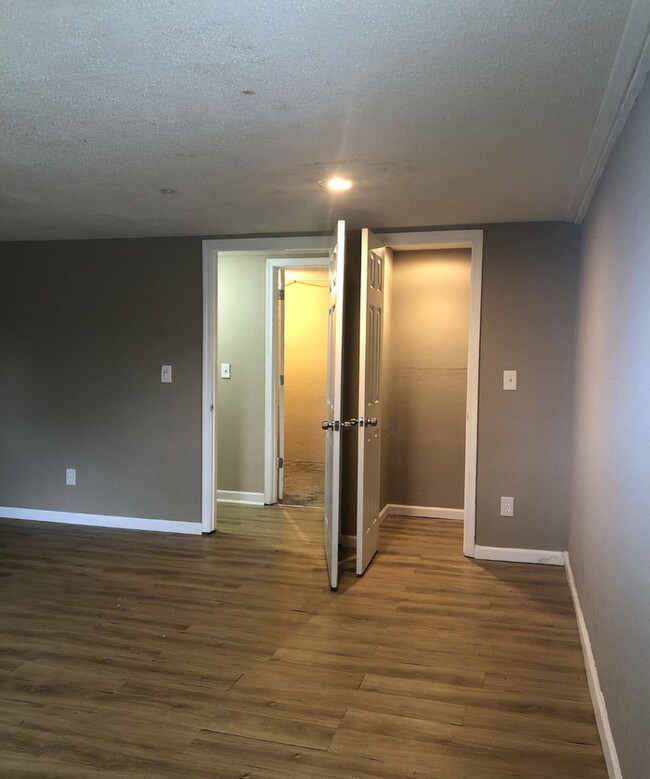 Building Photo - Gorgeous South KC Split Level