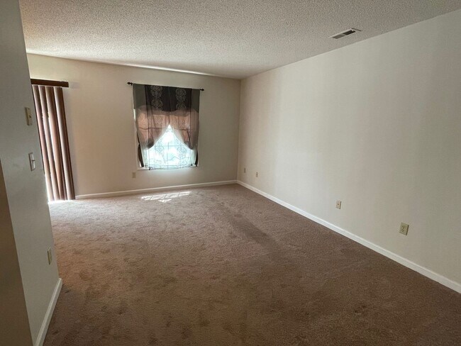 Building Photo - Great Location!  Townhouse with a Garage