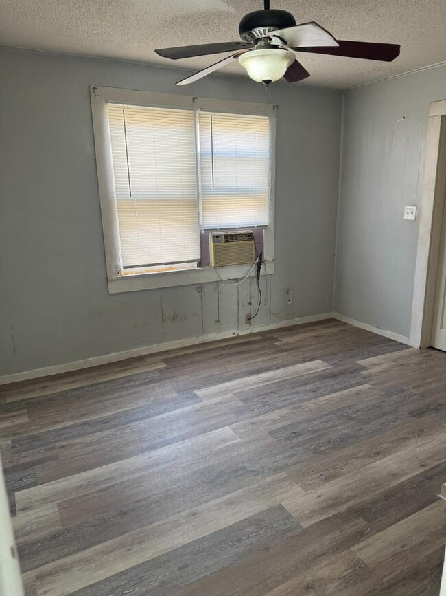 Building Photo - 207 1/2 College Ave - 207 Unit A