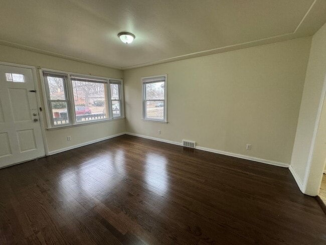 Building Photo - Move-In Ready Rental with Detached Garage