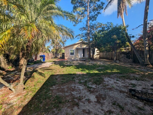 Building Photo - 2/1 Florida charm home in the heart of Palm Springs!