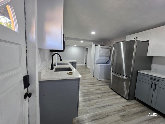 Building Photo - 1100 Beverly Ave NW