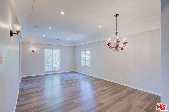 Building Photo - 253 S Elm Dr