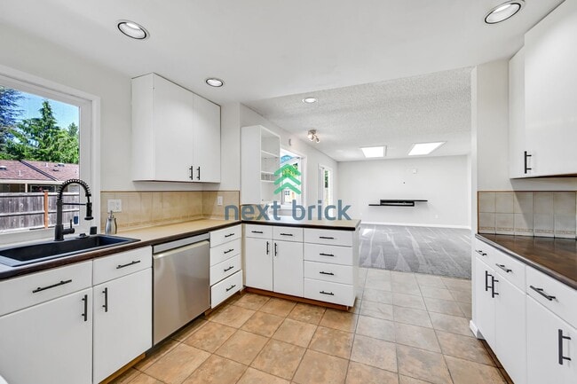 Building Photo - 3 Bed 2 Bath Single-family Home is availab...