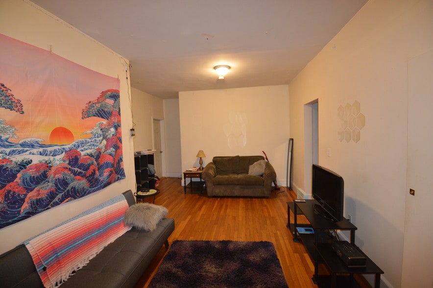 Primary Photo - 66 Egmont St