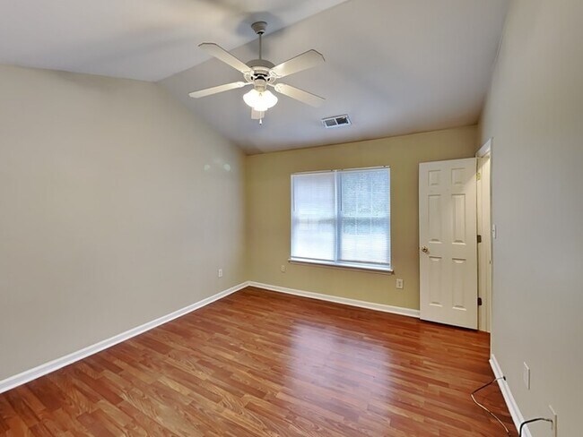 Building Photo - 3BD / 2 BA