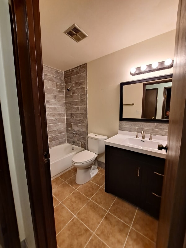 Building Photo - 8835 N Swan Rd