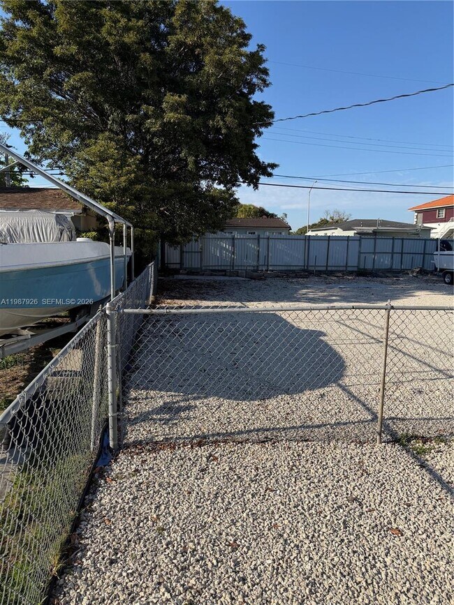 Building Photo - 217 E 48th St