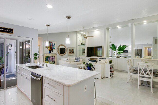 Building Photo - 5701 Red Oak Ct