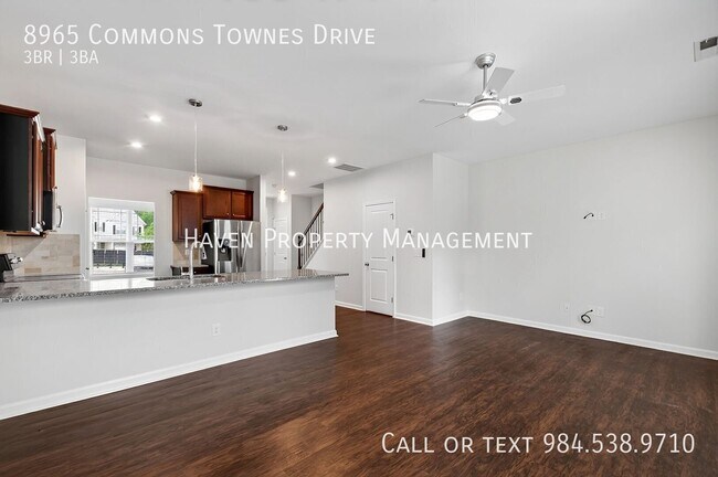 Building Photo - 8965 Commons Townes Dr