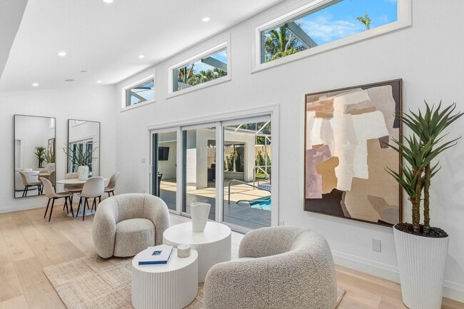 Building Photo - 735 NE 6th St