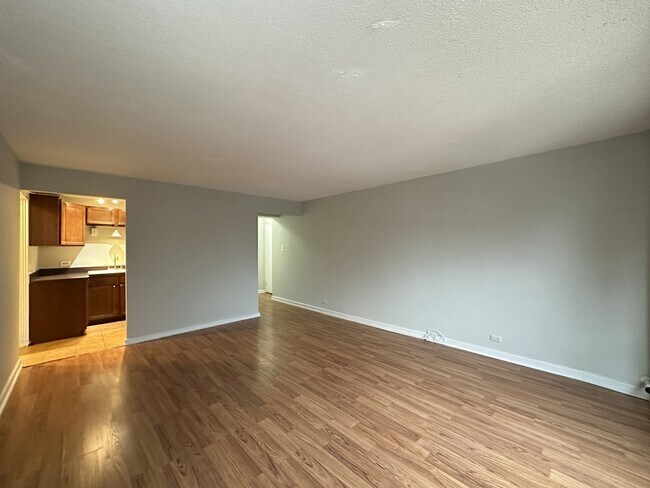 Building Photo - 450 W Wellington Ave