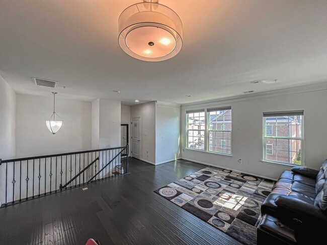 Building Photo - Stunning and Spacious 3 Bed, 2.5 Bath End-...