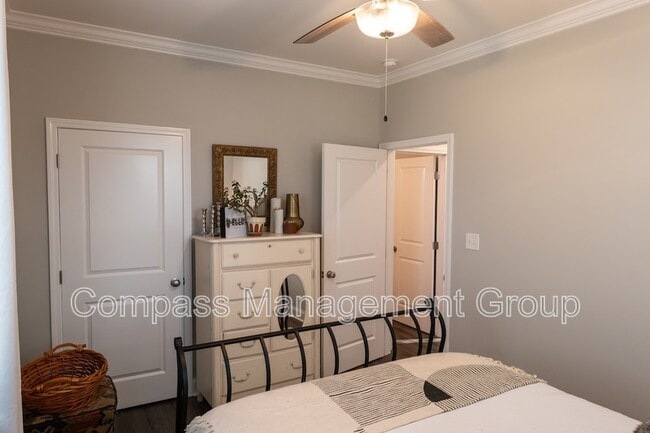 Building Photo - 933 E Churchwell Ave