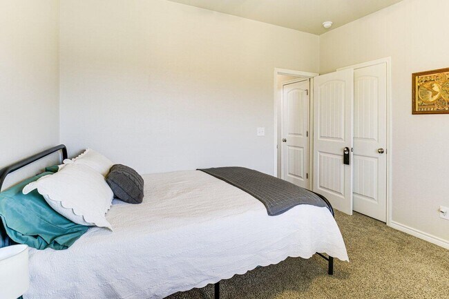 Building Photo - 806 E 19th St