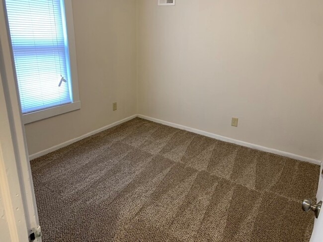 Building Photo - Updated and Spacious 2 Bedroom Home!