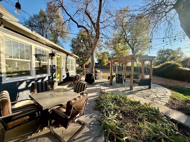 Building Photo - Charming 3-Bedroom Home in the Heart of Co...