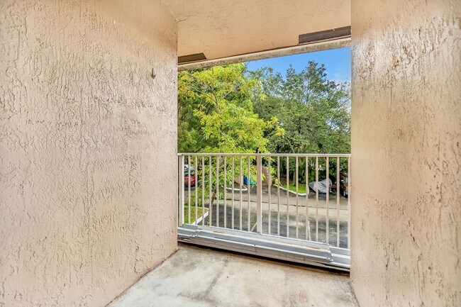 Building Photo - Your Dream Davie Home Awaits – 2 Bed/2 Bath!
