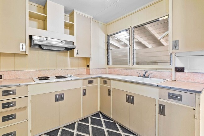 Building Photo - Charming 3 bedroom, 1 bath home with large...