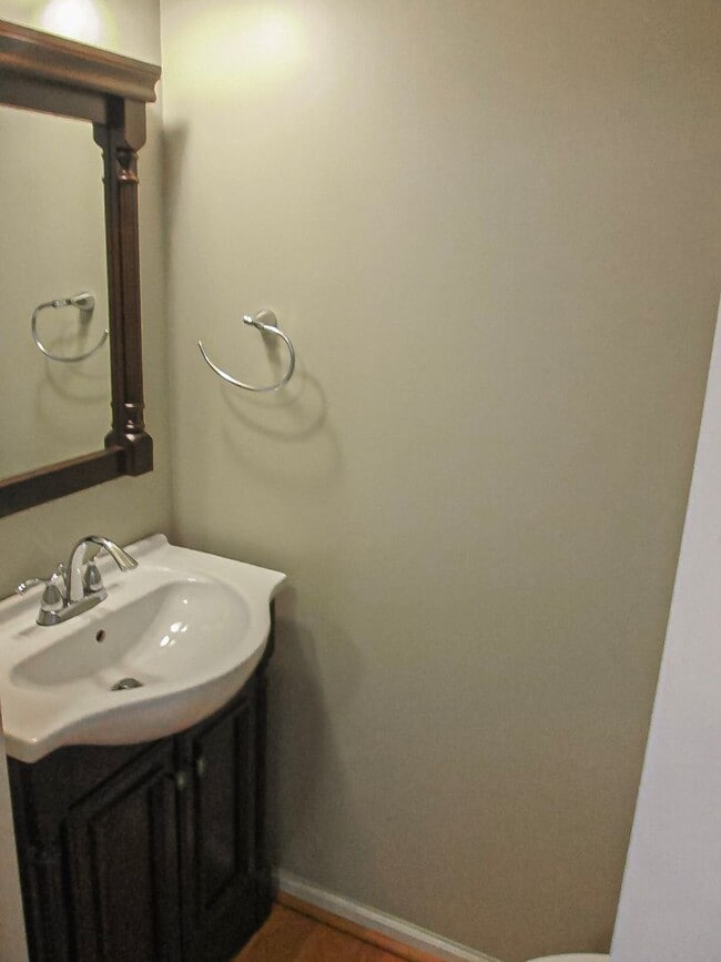 Building Photo - Lovely 2 Bedroom 2 Bathroom Townhome With ...