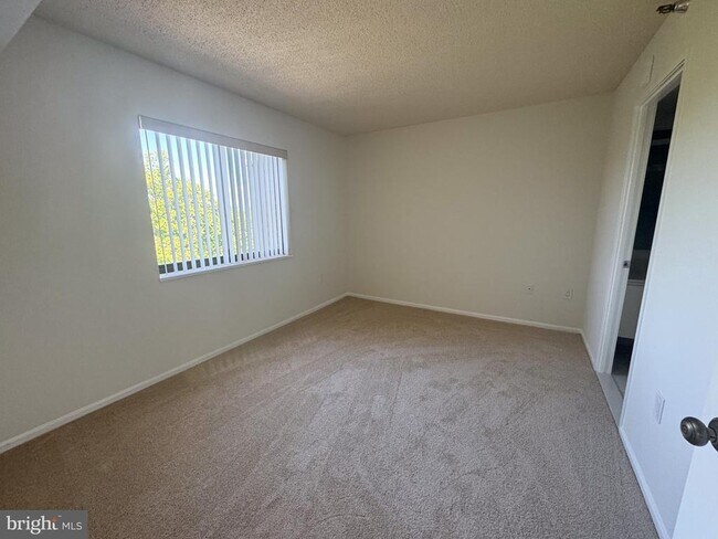 Building Photo - 15107 Interlachen Dr