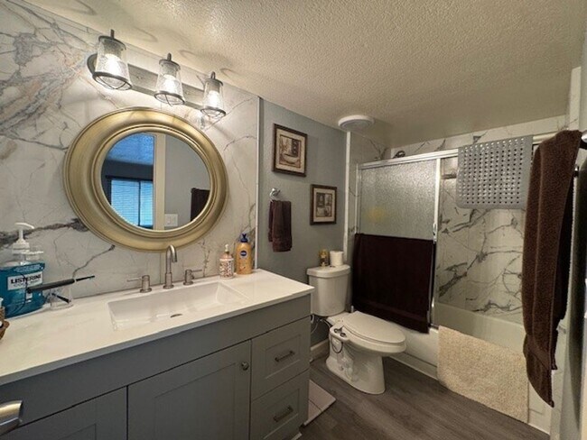 Building Photo - Furnished 2 BR Condo w/ Utilities Boat Dock, Marina, Garage -Roadhaven Marina Avail June-Dec, May...