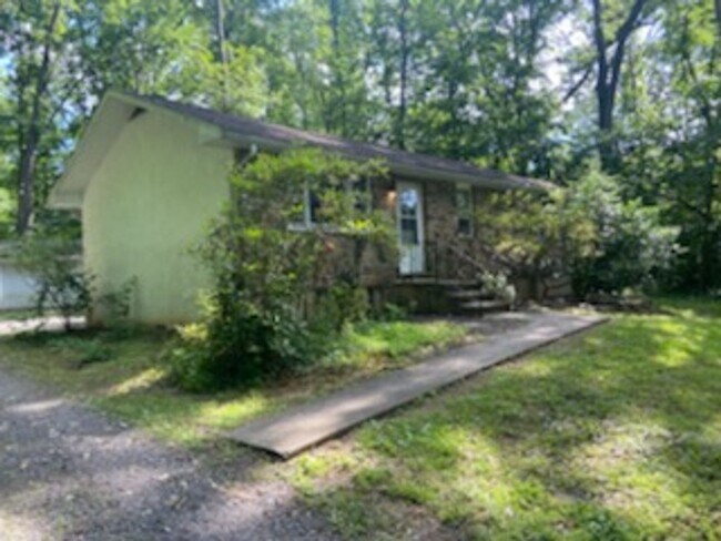 Building Photo - 730 Lonely Cottage Rd