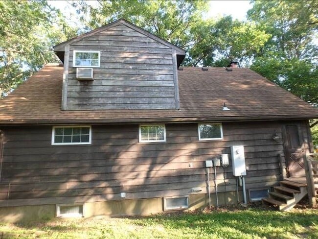 Building Photo - Unique 3 Bed 2 Bath Cabin In The Heart of Columbia!